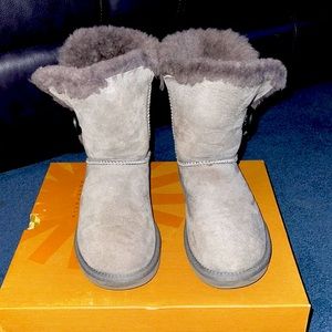 Women’s gray Bailey button short Ugg boots.
